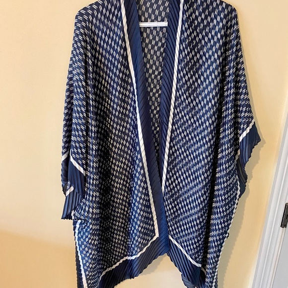 Elegant Blue & White Satin Shawl - Picture 3 of 4